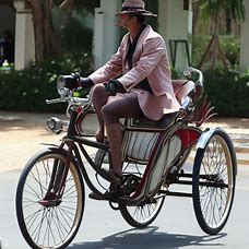 Fashion a bike that is a combination of a horse-drawn carriage and a classic bike.