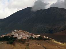 web castelluccio di norcia castelluccio norcia wikimedia commons web castelluccio di norcia castelluccio norcia wikimedia commons