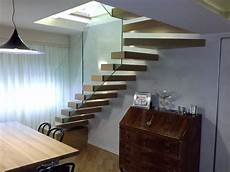 ringhiera scala vetro scala sospesa con pedate in rovere e ringhiera in vetro ringhiera scala vetro scala sospesa con pedate in rovere e ringhiera in vetro