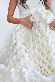 knit diy easy diy chunky knit blankets to cozy up with homelovr knit diy easy diy chunky knit blankets to cozy up with homelovr