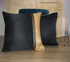 cuscini per divani moderni cuscino arredo divano moderno e glam bicolore nero e oro cuscini per divani moderni cuscino arredo divano moderno e glam bicolore nero e oro