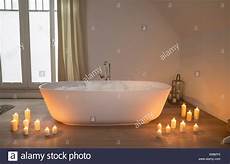 candele bagno vasca da bagno moderno con candele accese intorno foto candele bagno vasca da bagno moderno con candele accese intorno foto