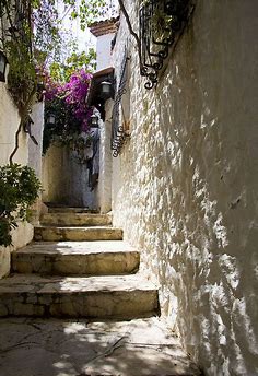 Narrow streets in Marmaris, Turkey (by Simon... - 
			
			It's a beautiful world