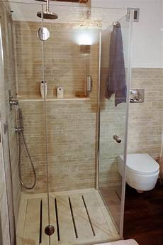 docce con mosaico piatto doccia a doghe in travertino in un bagno con docce con mosaico piatto doccia a doghe in travertino in un bagno con
