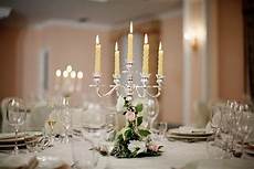 centro tavola per matrimoni fiori per tavolo con candeliere d argento consigli centro tavola per matrimoni fiori per tavolo con candeliere d argento consigli