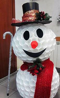 pupazzo di neve con i bicchieri di plastica pupazzo di neve riciclando i bicchieri di plastica pupazzo di neve con i bicchieri di plastica pupazzo di neve riciclando i bicchieri di plastica