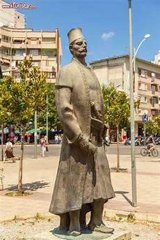 fondatore impero ottomano statua di sulejman pasha bargjini fondatore foto tirana fondatore impero ottomano statua di sulejman pasha bargjini fondatore foto tirana