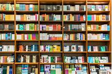 scaffale per libri scaffale per libri in biblioteca con i libri da vendere scaffale per libri scaffale per libri in biblioteca con i libri da vendere