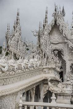 Wat Rong Khun, il Tempio Bianco di Thailandia che incarna la strada da paradiso a inferno