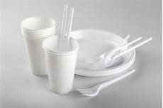 produzione bicchieri plastica arriva la legge vieta i piatti di plastica al bando produzione bicchieri plastica arriva la legge vieta i piatti di plastica al bando