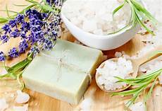 sti candele sapone sale candele e fiori di erbe fotografia stock sti candele sapone sale candele e fiori di erbe fotografia stock
