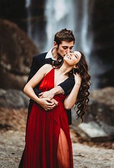 Striking Waterfall Engagement Photos |Toccoa Falls - Wandering Weddings | Casais elegantes, Casal casamento poses, Ensaio fotográfico casamento