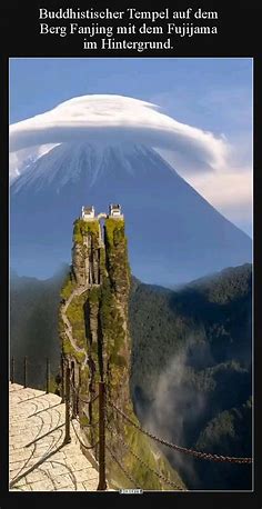 Buddhistischer Tempel auf dem Berg Fanjing mit dem Fujijama im Hintergrund - DEBESTE.de