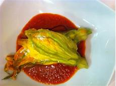 fiori di pomodoro squisito fiori di zucca ripieni di ricotta al limone su fiori di pomodoro squisito fiori di zucca ripieni di ricotta al limone su