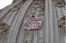 quanto ã alta la cupola di san pietro un uomo protesta sul cupolone di san pietro papa quanto ã alta la cupola di san pietro un uomo protesta sul cupolone di san pietro papa