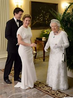 Sophie Grégoire-Trudeau magnifique en blanc pour rencontrer la reine (VIDÉO/PHOTOS)