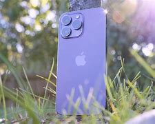 Image result for iPhone 14 Pro Paars in Hand