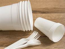 bicchieri plastica plastica le stoviglie monouso si possono davvero riciclare bicchieri plastica plastica le stoviglie monouso si possono davvero riciclare