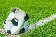 tappeto co da calcio pallone da calcio dilapidato nel tappeto erboso tappeto co da calcio pallone da calcio dilapidato nel tappeto erboso