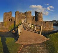 Image result for co_oznacza_zamek_caerphilly