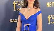 The Queen of Genovia, #AnneHathaway 👑 arrives in #Versace at the #SAGAwards #awardseason #livefromE #princessdiaries | E! Insider