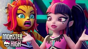 Draculaura & Toralei Compete for Head Fearleader! | Monster High