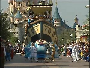 107K views · 4K reactions | SOUVENIR I Avez-vous connu "The Wonderful World of Disney Parade" ? >> "La Parade du Monde Merveilleux Disney" était la parade classique de Disneyland Paris de 1998 à 1999, puis de 2003 à 2007. >> Elle connu plusieurs variantes, telles que La Parade de Noël et La Parade des Méchants Disney. >> Le défilé fut remplacé en 2007 par "La Parade des Rêves Disney". | DLP Live | Facebook