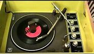 1971 MAGNAVOX MINI RECORD PLAYER .. THE CURLY SHUFFLE .. JUMP 'N THE SADDLE