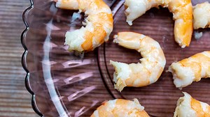 Jak oloupat krevety poradí naše video. Krevety jsou u nás jedním z nejoblíbenějších mořských plodů