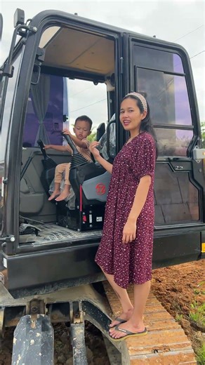 Belajar mengendarai ekskavator