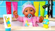 Vidéo pour enfants de la poupon bébé born qui brosse ses dents - déballage
