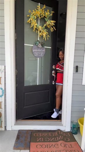 She might step out shy… but this hair turns her into the MAIN CHARACTER every time 💅🏽🎬 Luxury raw hair that brings the confidence. @honeyluxehairco 🐝🍯 | Alicia Marie