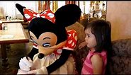 Meeting Minnie Mouse at breakfast (HD)