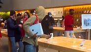Thieves casually ransack Apple store in Palo Alto