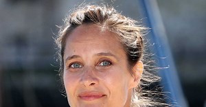 Festival de Cannes : Julie de Bona sensationnelle dans une robe fourreau rouge au dos nu incroyable