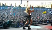 Ellie Goulding performs "Burn" at Glastonbury | BBC