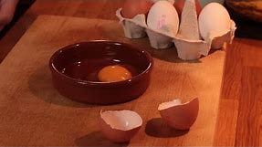 How I... Crack an Egg (WITHOUT getting broken Shell in your Egg)