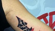 Logo de Batman realizado en color 🎨 siempre realizado con las mejores marcas y productos pensados para tu piel 🖌️🎨REALIZADO EN CASA @oasistattoo_ec @eternalink @cnctattoo @avatattoosupplyofficial #tatoo #ink #arte #guayas | Reinaldo Flores