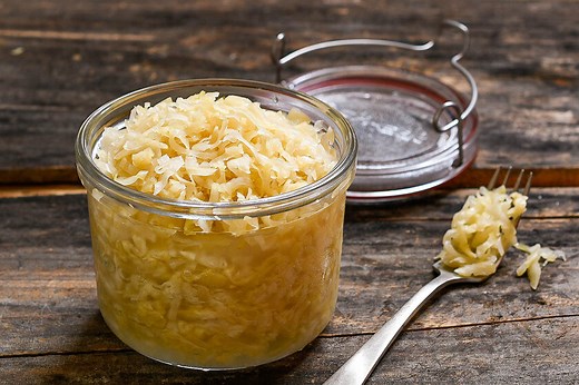 Así de fácil es hacer chucrut casero, la col fermentada que es perfecta para acompañar asados (y mucho más)
