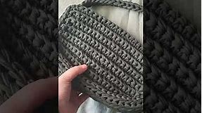 how to crochet a Hobo Bag. Free pattern