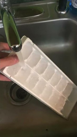 How to fill an ice cube tray PROPERLY, YOU BOZOS - life hack