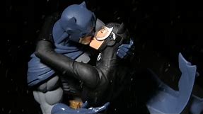 DC Collectibles - Batman: Hush: Batman & Catwoman The Kiss Statue