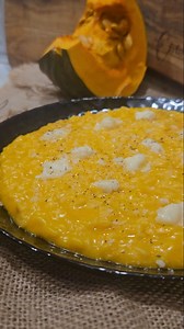 🍂Risotto con zucca mantecato al taleggio🧀 Cremoso, avvolgente e super facile da preparare!! 👉soffriggi con la cipolla e 50g di burro 300g di zucca mantovana aggiungi un pochino di acqua e aggiusta di sale,lasciare cuocere a fuoco moderato. In una padella asciutta aggiungi 300g di riso e fatelo tostare e subito aggiungi un pó di vino per sfumare. Continua la cottura del riso con il brodo preparato precedentemente (circa 1litro 1 litro e mezzo) togliere a metà cottura e aggiungere il riso nella