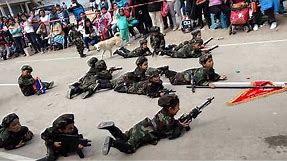 Coreografía de niños desfile militar escolar