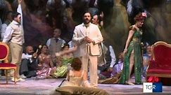 La Traviata degli specchi. Jose Cura dirige l'orchestra e il coro del teatro Bellini