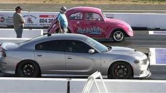 VW Beetle vs Hellcat Charger - 1/4 mile drag race