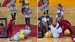 Conor McGregor contro la mascotte dei Miami Heat: l'ex peso leggero sferra un gancio e un pugno alla schiena