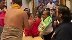 Mumbai: Mukesh Ambani, family offer prayers at Siddhivinayak Temple