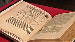 Przełomowe dzieło Mikołaja Kopernika na wyciągnięcie ręki. Ratusz Staromiejski w Toruniu zaprasza