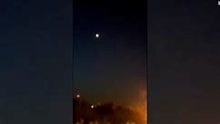 Video muestra destellos en el cielo cerca del lugar donde fue el ataque a Irán